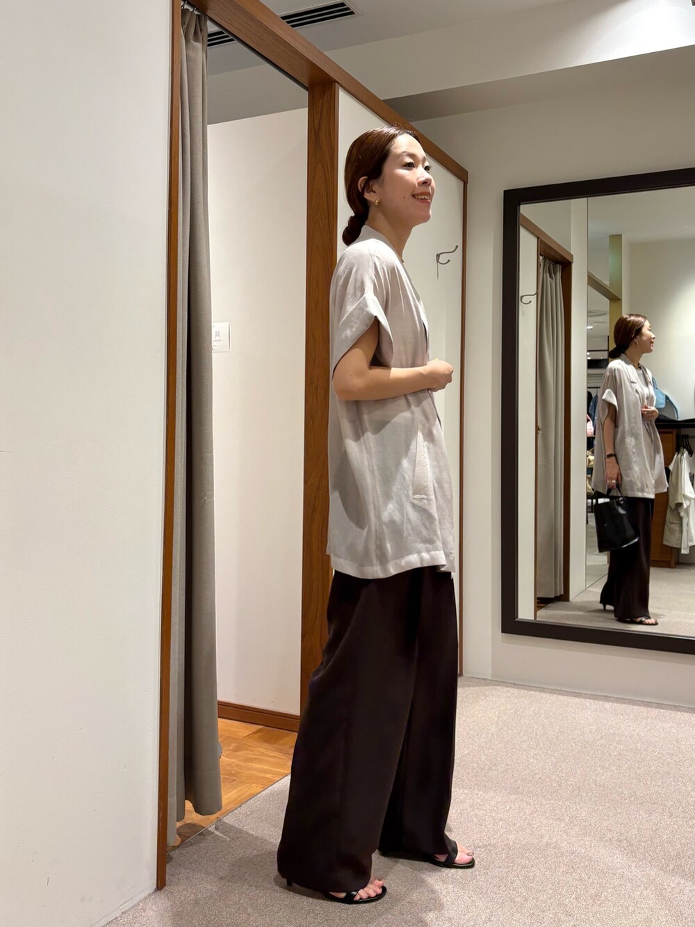 ベージュ系のその他アウター、ブルー系のその他パンツを着用したレディースの夏コーディネートの2枚目の写真