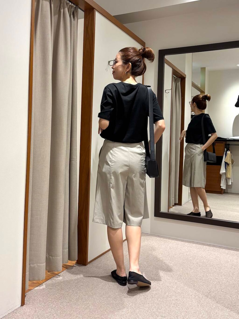 グレー系のその他パンツ、ブラック系のTシャツ/カットソー、ブラック系のバレエシューズを着用したレディースの夏コーディネートの4枚目の写真