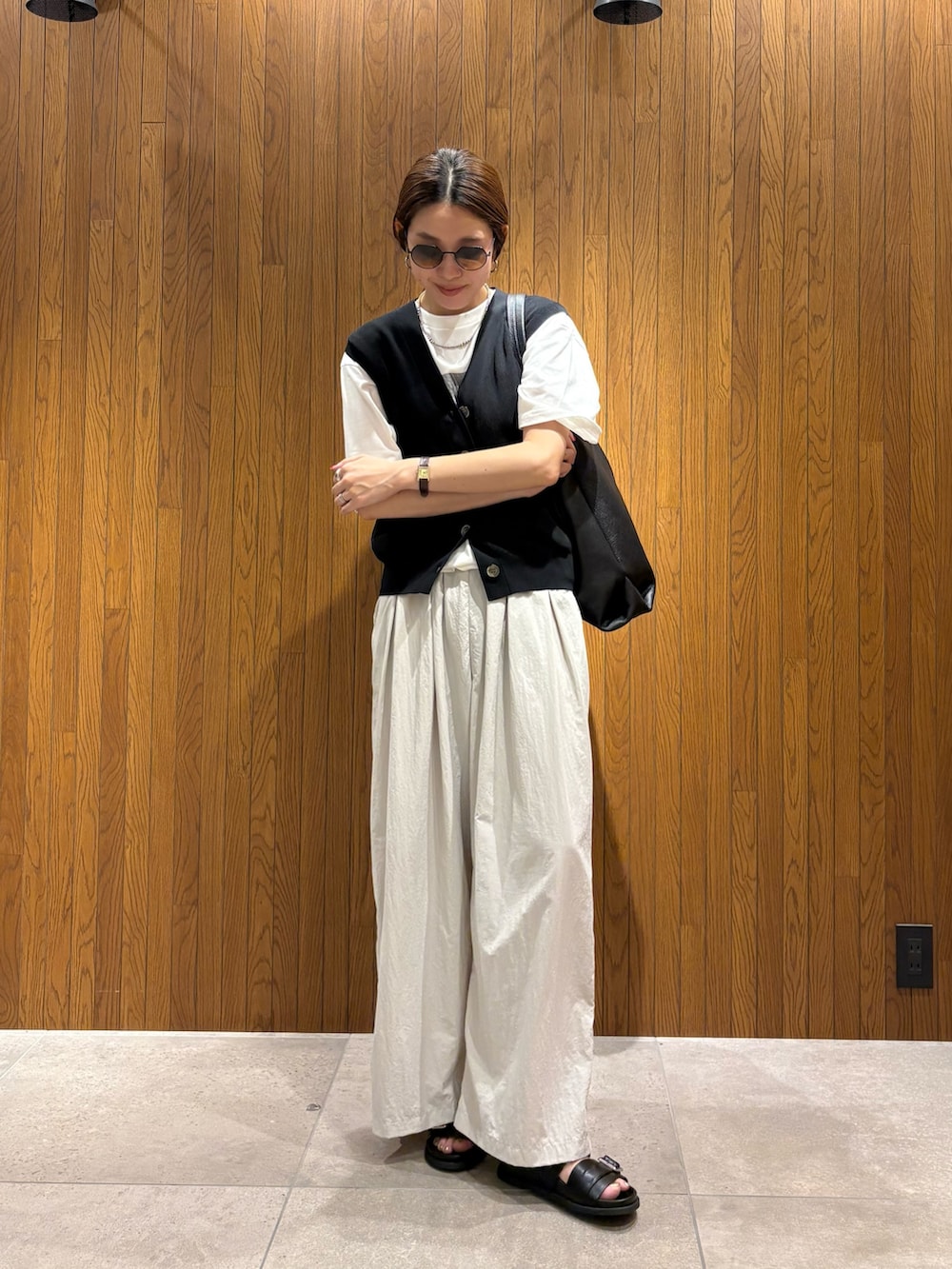 ブラック系のベスト、その他のTシャツ/カットソー、ブラック系のサンダルを着用したレディースの夏コーディネートの5枚目の写真