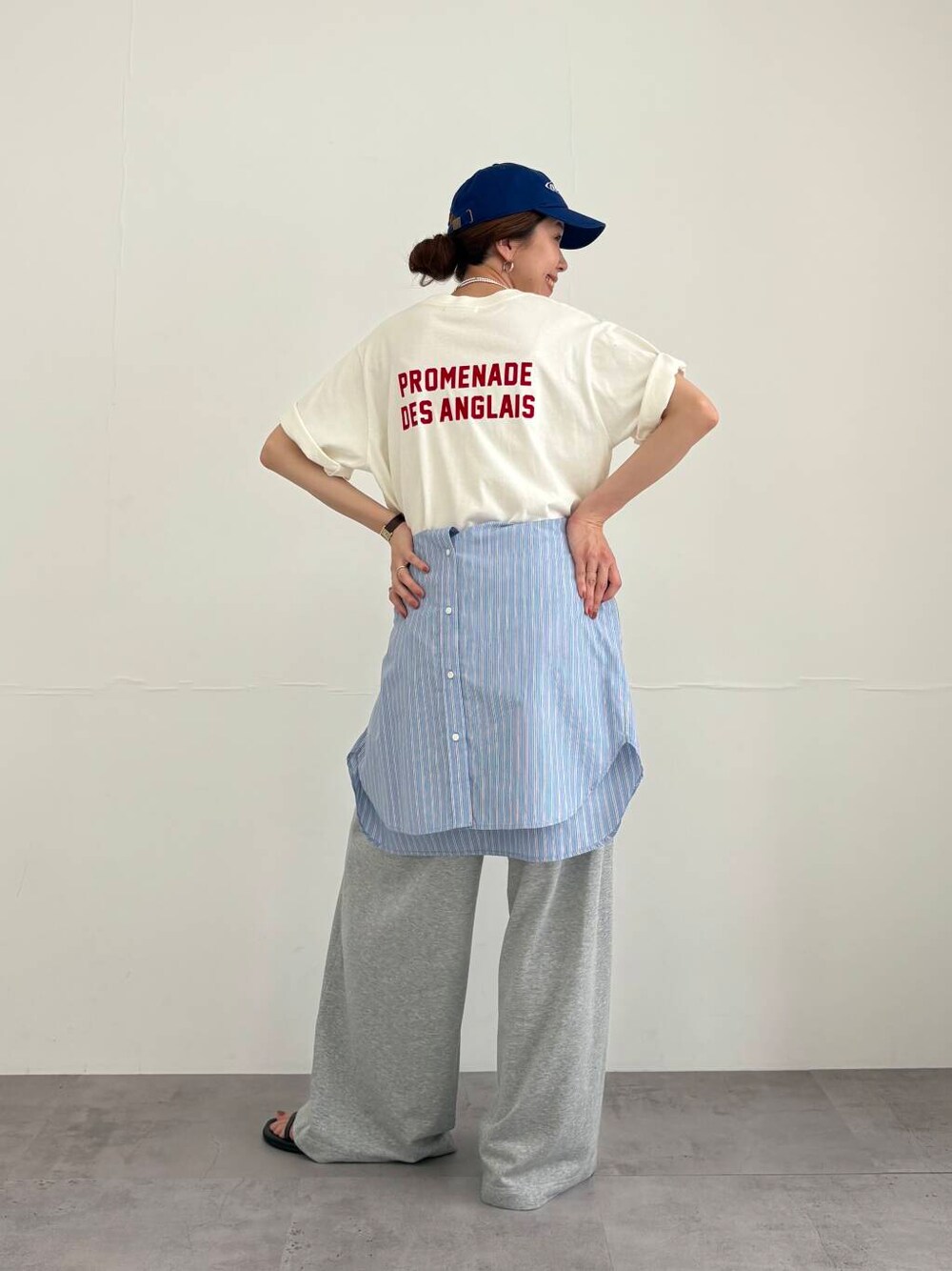 ブルー系のシャツ/ブラウス、ブラック系のサンダル、グレー系のその他パンツを着用したレディースの夏コーディネートの5枚目の写真