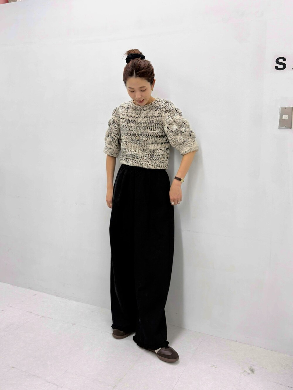 ホワイト系のニット/セーター、ブラウン系のスニーカー、グリーン系のその他パンツを着用したレディースの秋コーディネートの2枚目の写真