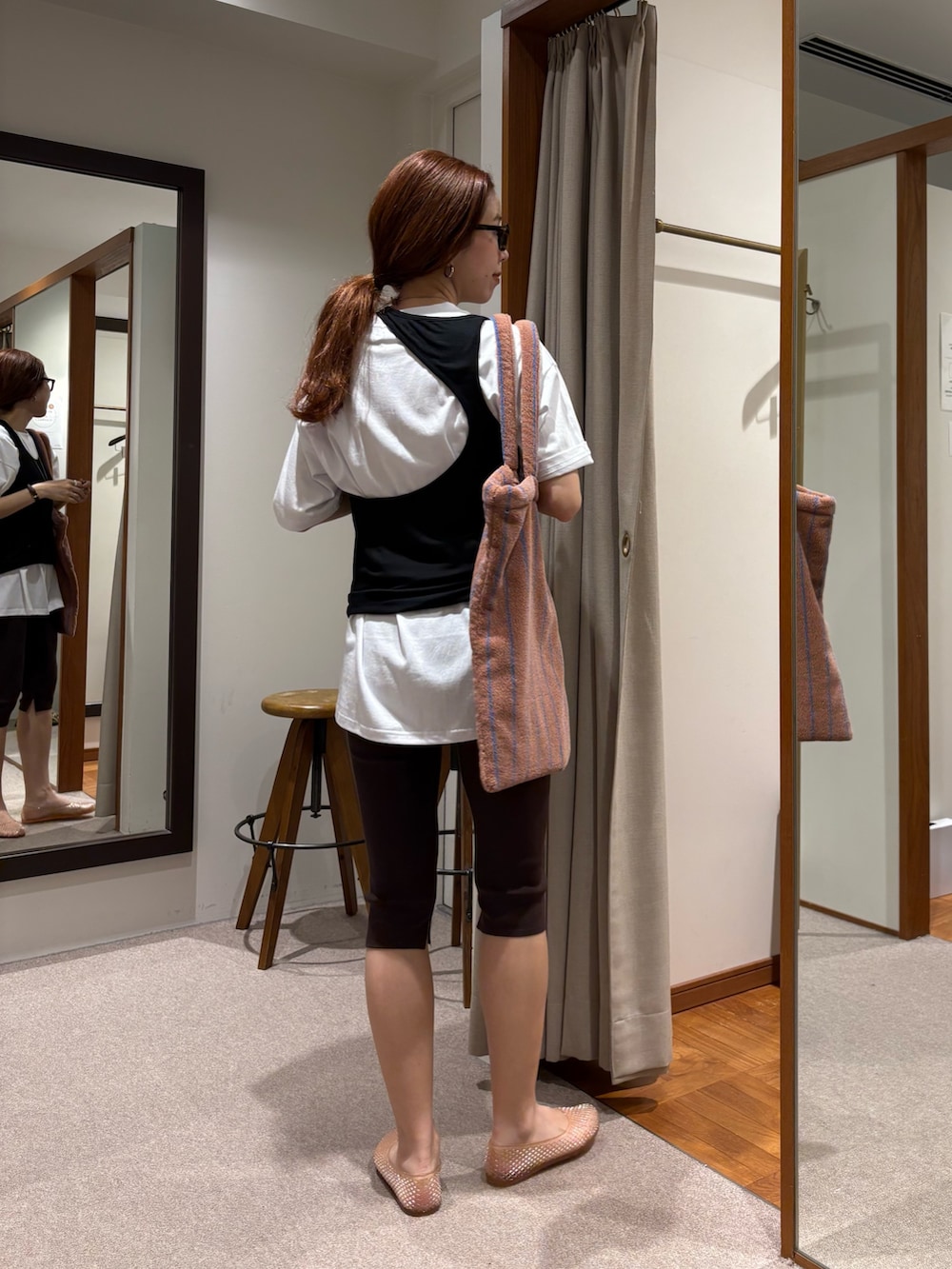 ホワイト系のTシャツ/カットソー、イエロー系のトートバッグ、ベージュ系のバレエシューズを着用したレディースの夏コーディネートの3枚目の写真