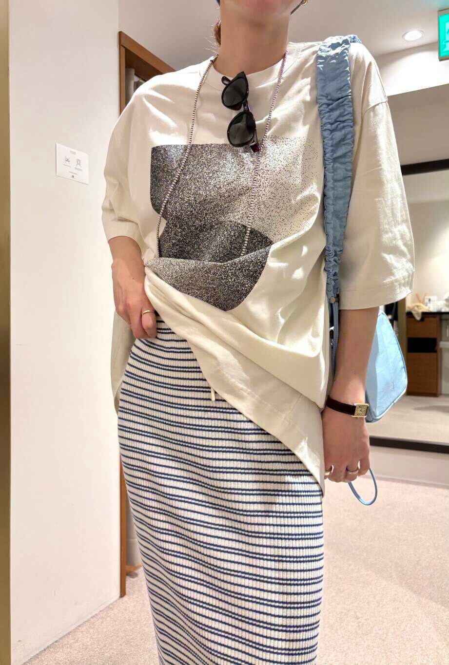 ホワイト系のTシャツ/カットソー、ブルー系のボストンバッグ、ブラウン系のメガネを着用したレディースの春コーディネートの5枚目の写真