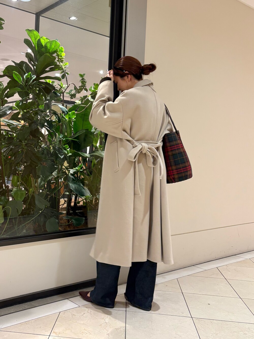 ブラウン系のニット/セーター、ブルー系のデニムパンツ、レッド系のパンプスを着用したレディースの秋コーディネートの4枚目の写真