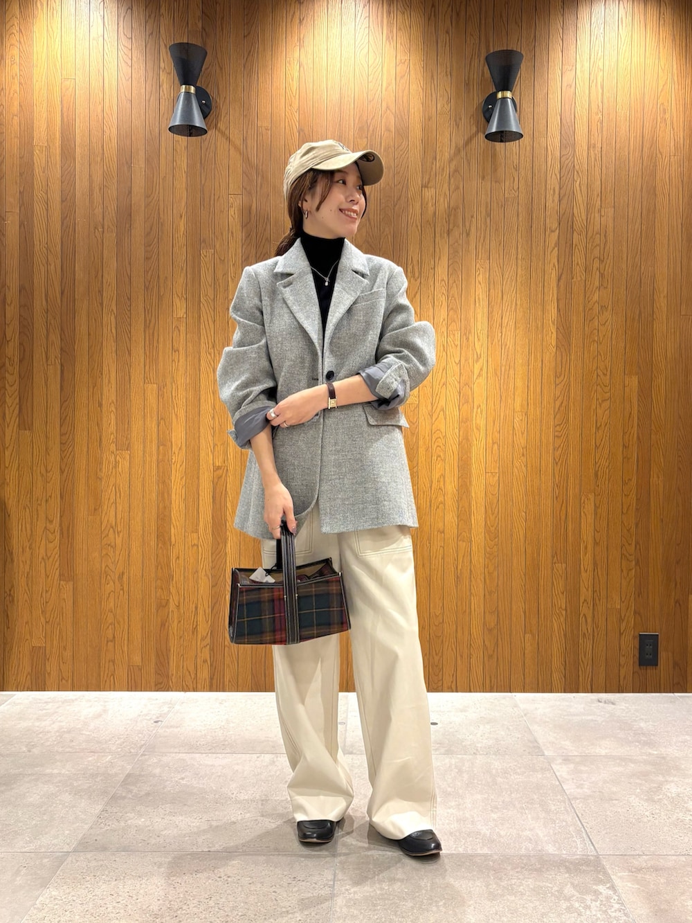 グリーン系のその他アウター、ホワイト系のその他パンツ、その他のハンドバッグを着用したレディースの秋コーディネートの2枚目の写真