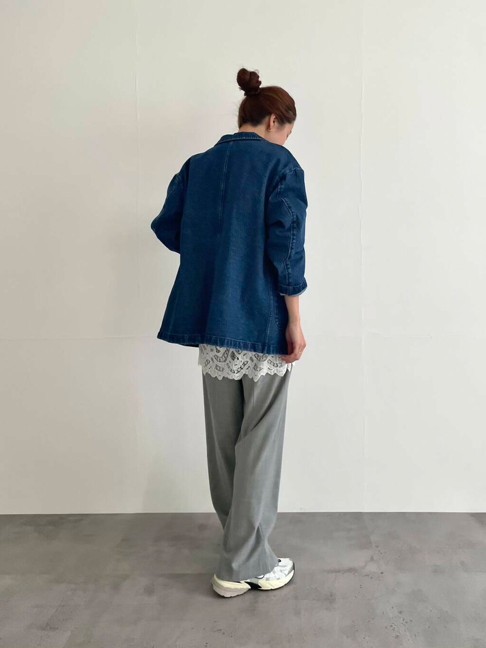 グレー系のその他パンツ、ブルー系のスウェット、ブルー系のデニムジャケットを着用したレディースの冬コーディネートの4枚目の写真