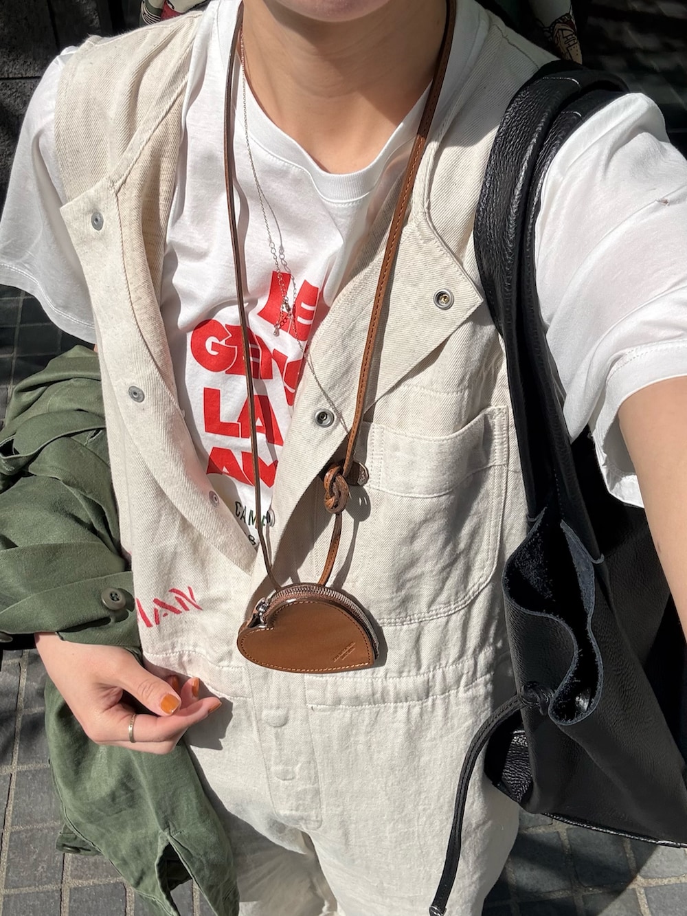 ベージュ系のその他パンツ、その他のTシャツ/カットソー、ブラック系のトートバッグを着用したレディースの春コーディネートの8枚目の写真