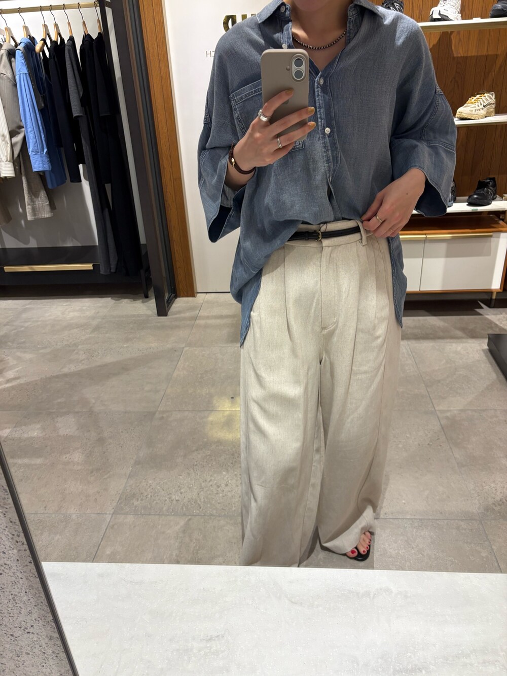 ホワイト系のその他パンツ、ブルー系のシャツ/ブラウス、ブラック系のサンダルを着用したレディースの春コーディネートの9枚目の写真