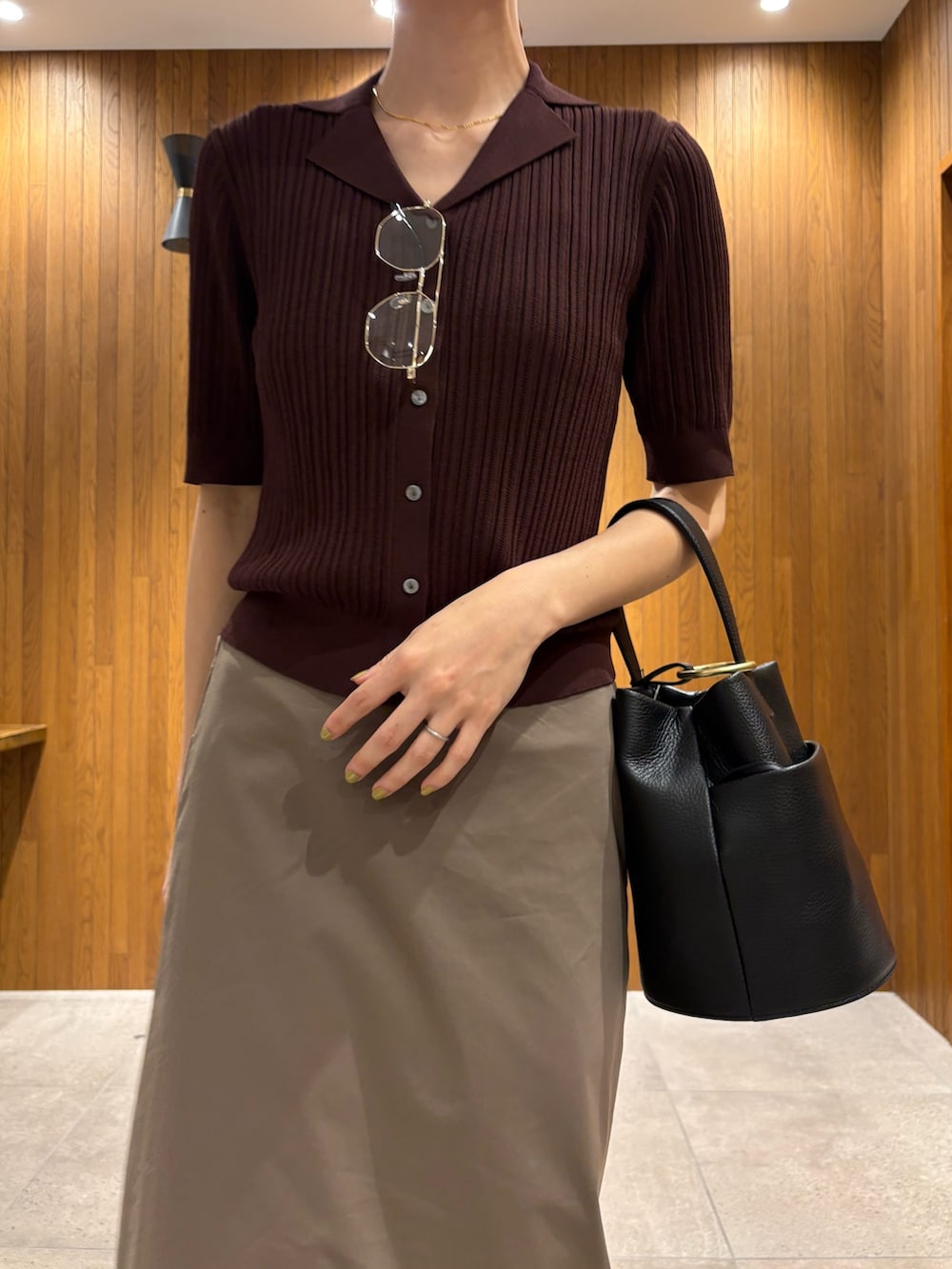 ブラック系のその他アウター、ブラック系のパンプス、ブラウン系のニット/セーターを着用したレディースの春コーディネートの8枚目の写真