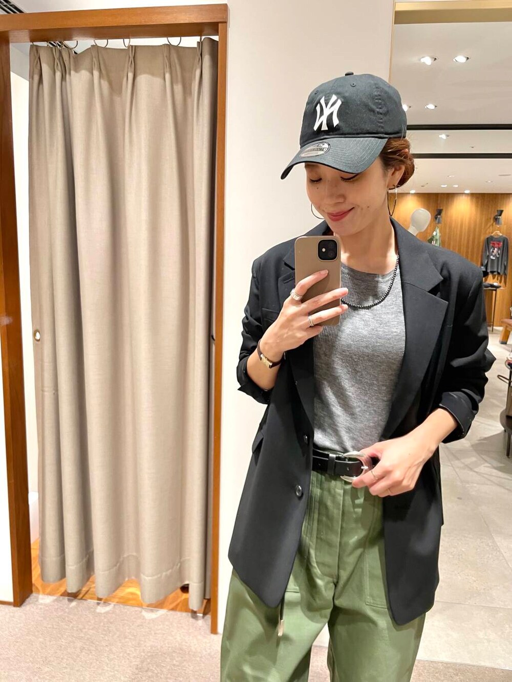 ブラック系のパンプス、ブラック系のその他アウター、グレー系のニット/セーターを着用したレディースの秋コーディネートの6枚目の写真