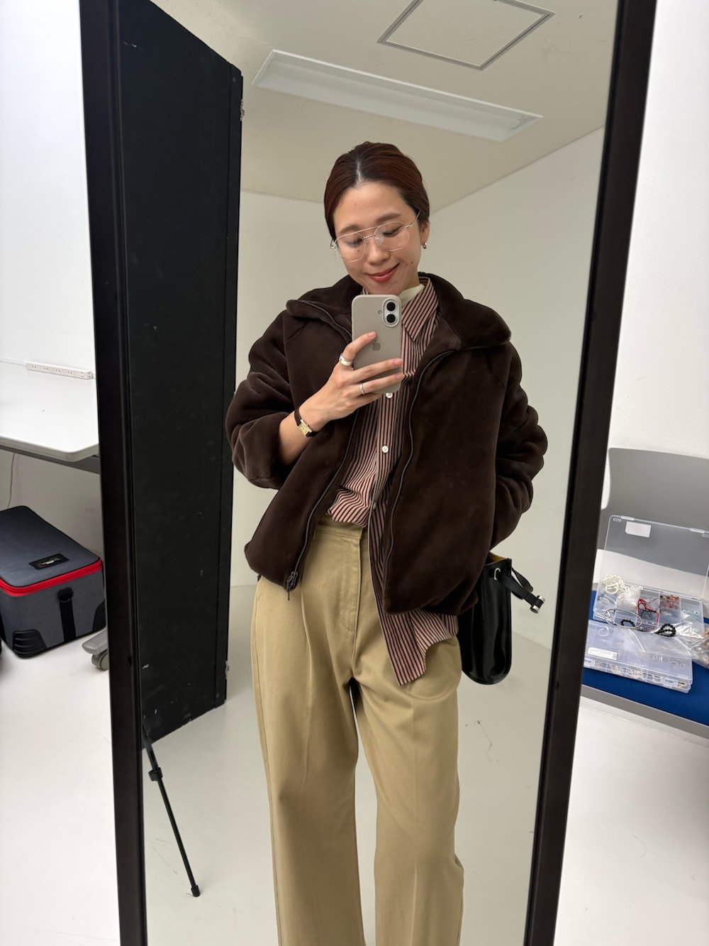 ブラウン系のその他アウター、レッド系のシャツ/ブラウス、ベージュ系のその他パンツを着用したレディースの秋コーディネートの5枚目の写真