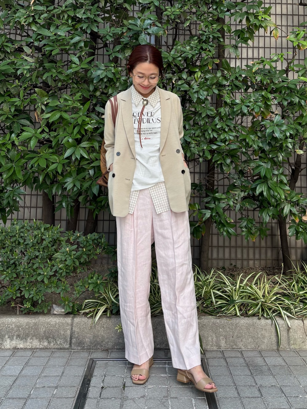 ベージュ系のその他アウター、ピンク系のその他パンツ、その他のTシャツ/カットソーを着用したレディースの春コーディネートの4枚目の写真