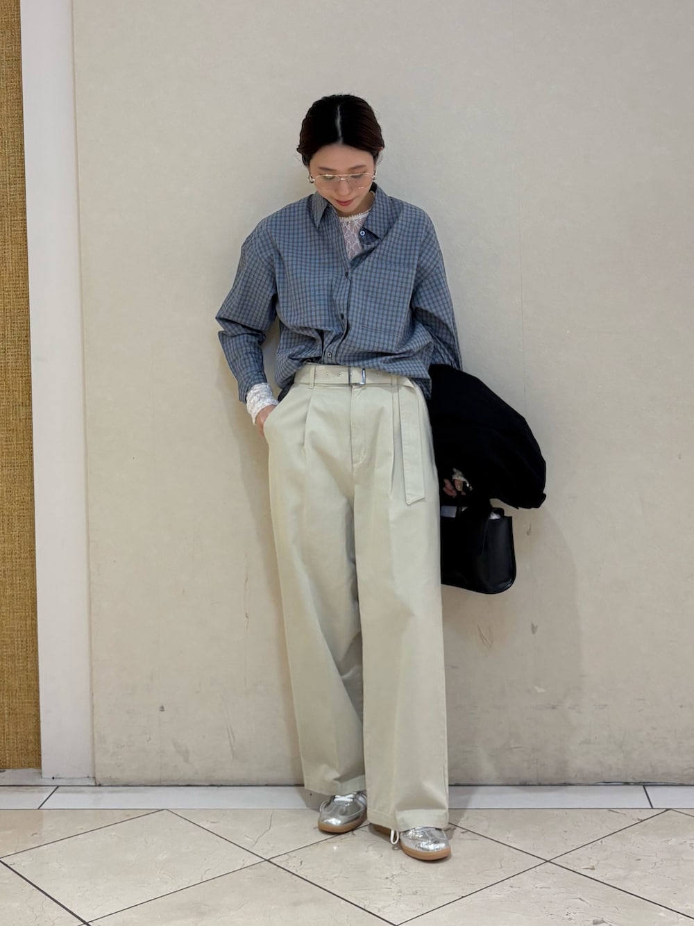 ブラック系のその他アウター、ベージュ系のその他パンツ、シルバー系のスニーカーを着用したレディースの春コーディネートの5枚目の写真