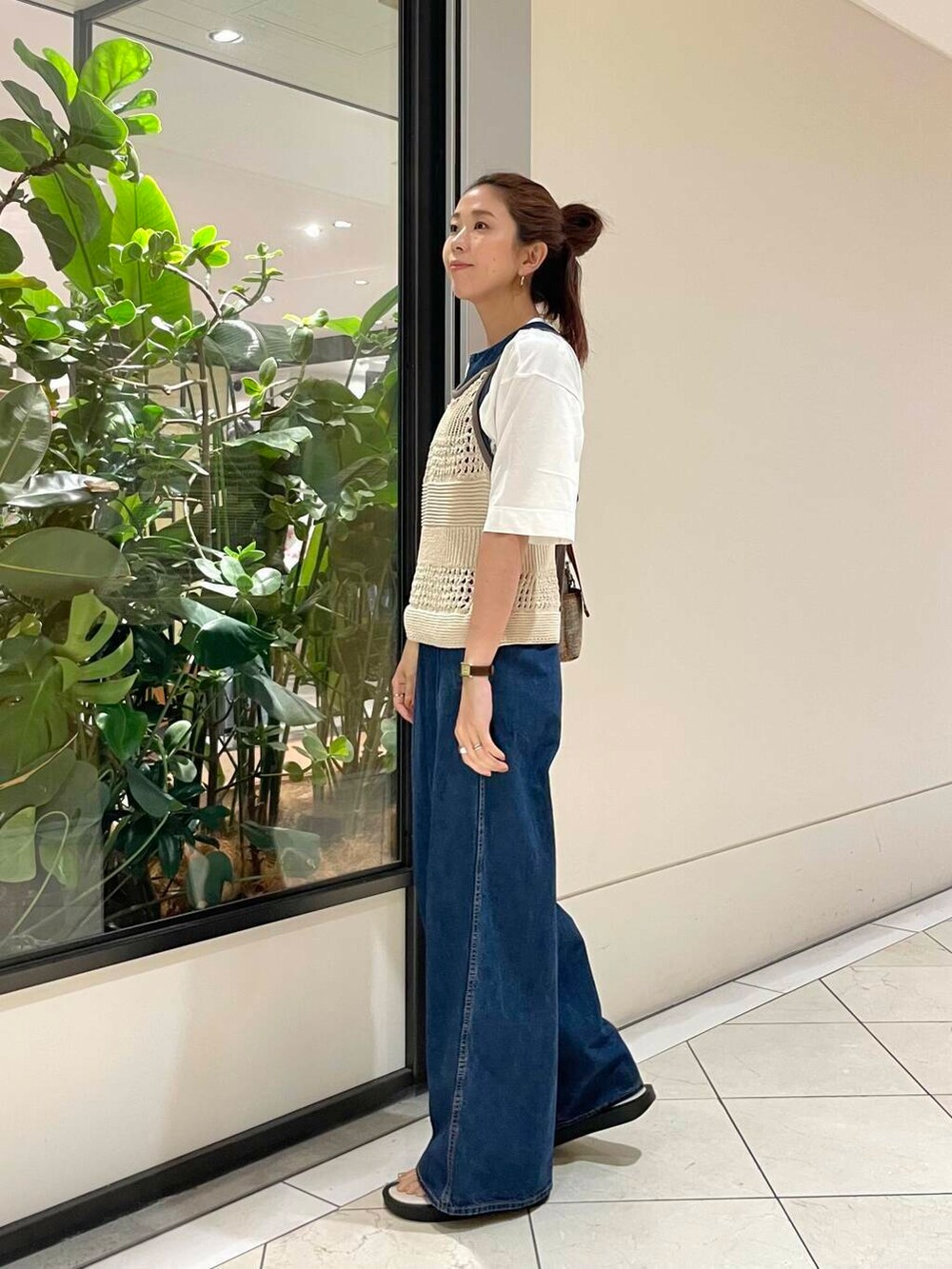 ホワイト系のニット/セーター、ホワイト系のTシャツ/カットソー、ブルー系のサロペット/オーバーオールを着用したレディースの夏コーディネートの4枚目の写真