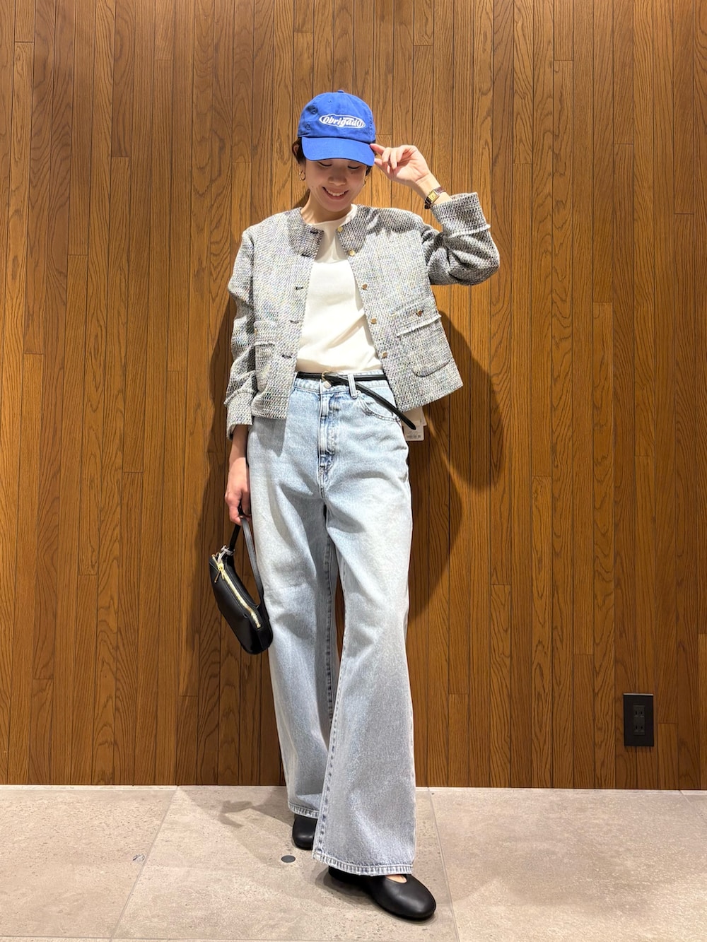 ブラック系のバレエシューズ、グレー系のデニムパンツ、ブラック系のハンドバッグを着用したレディースの冬コーディネートの2枚目の写真