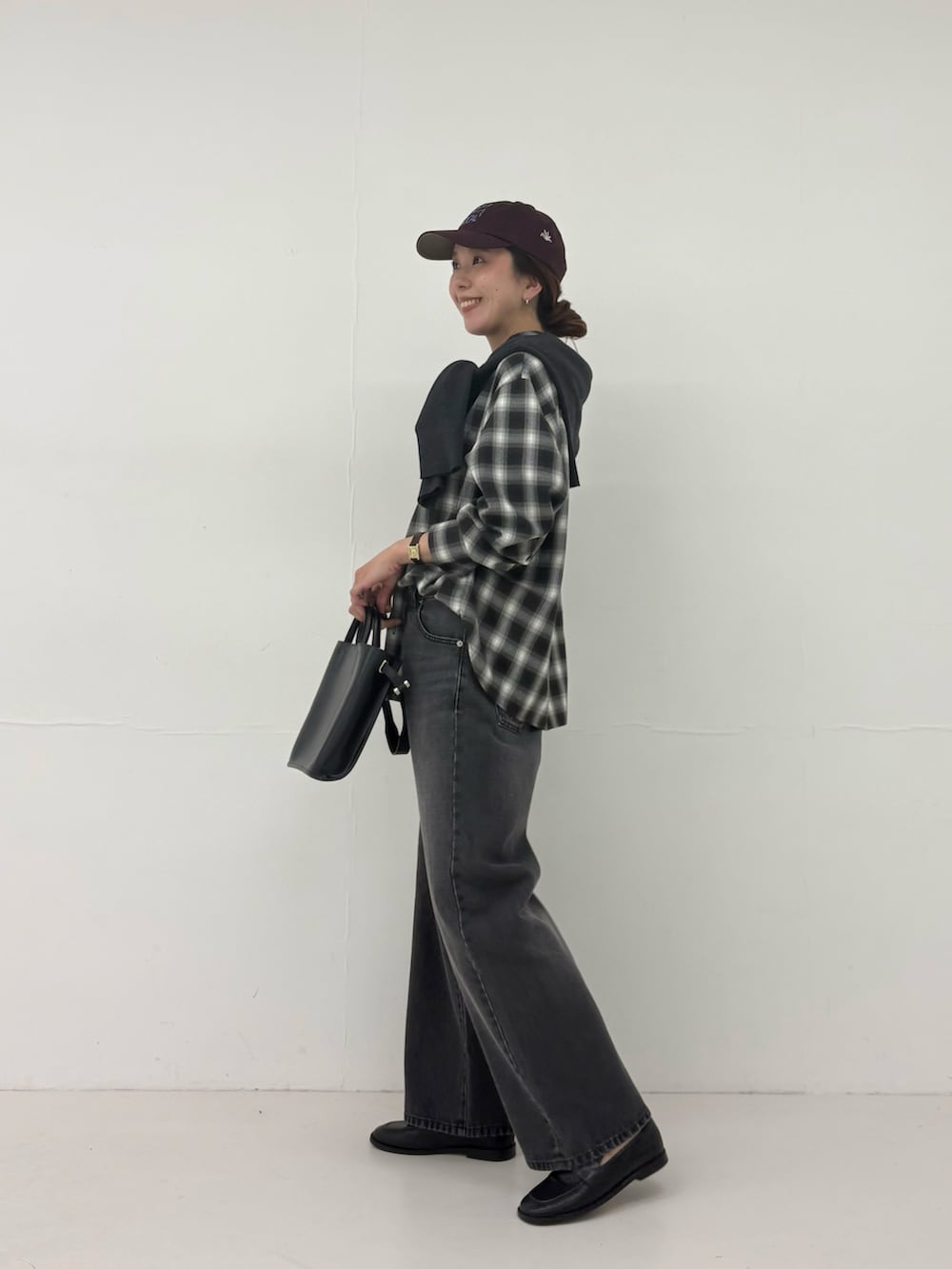 ブラック系のシャツ/ブラウス、ブラック系のデニムパンツ、ブラック系のショルダーバッグを着用したレディースの秋コーディネートの2枚目の写真