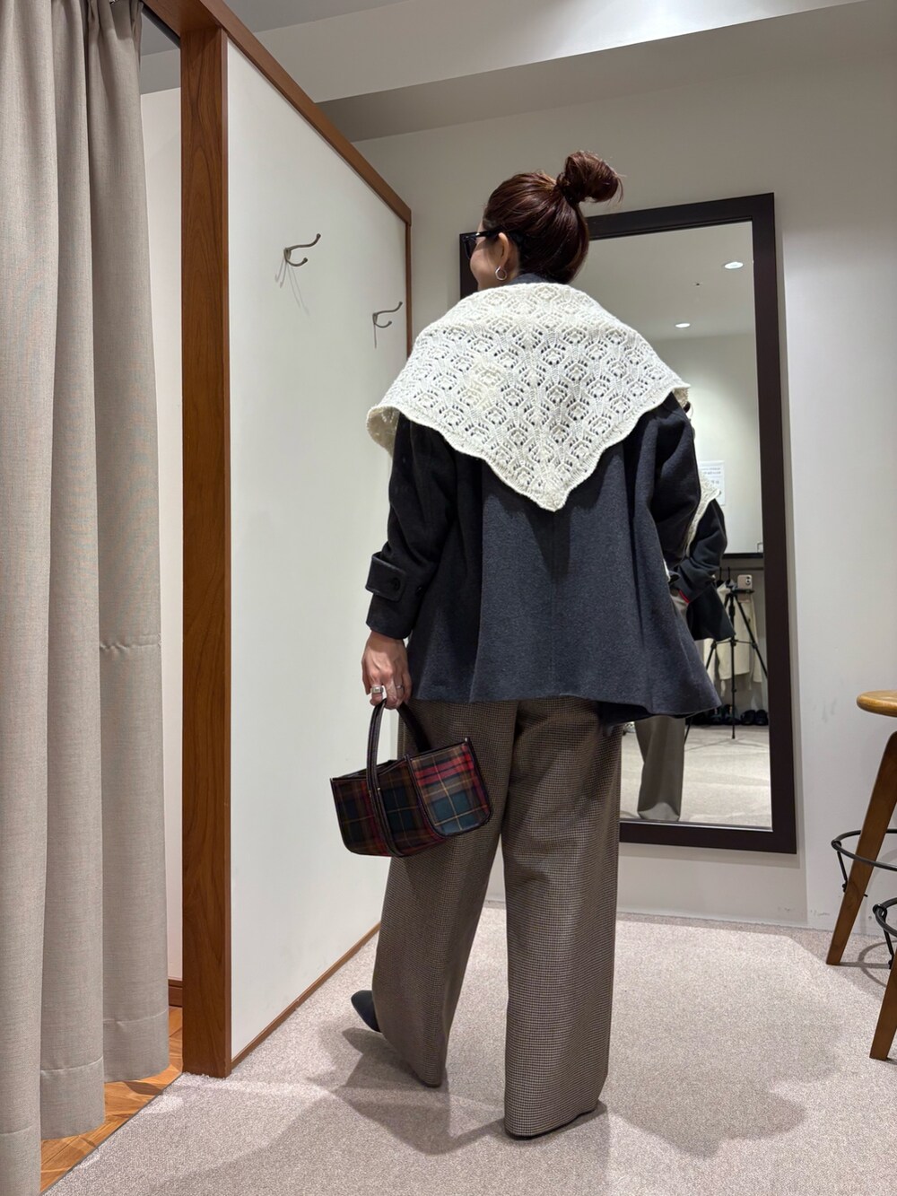 グレー系のピーコート、グレー系のニット/セーター、イエロー系のその他パンツを着用したレディースの秋コーディネートの3枚目の写真
