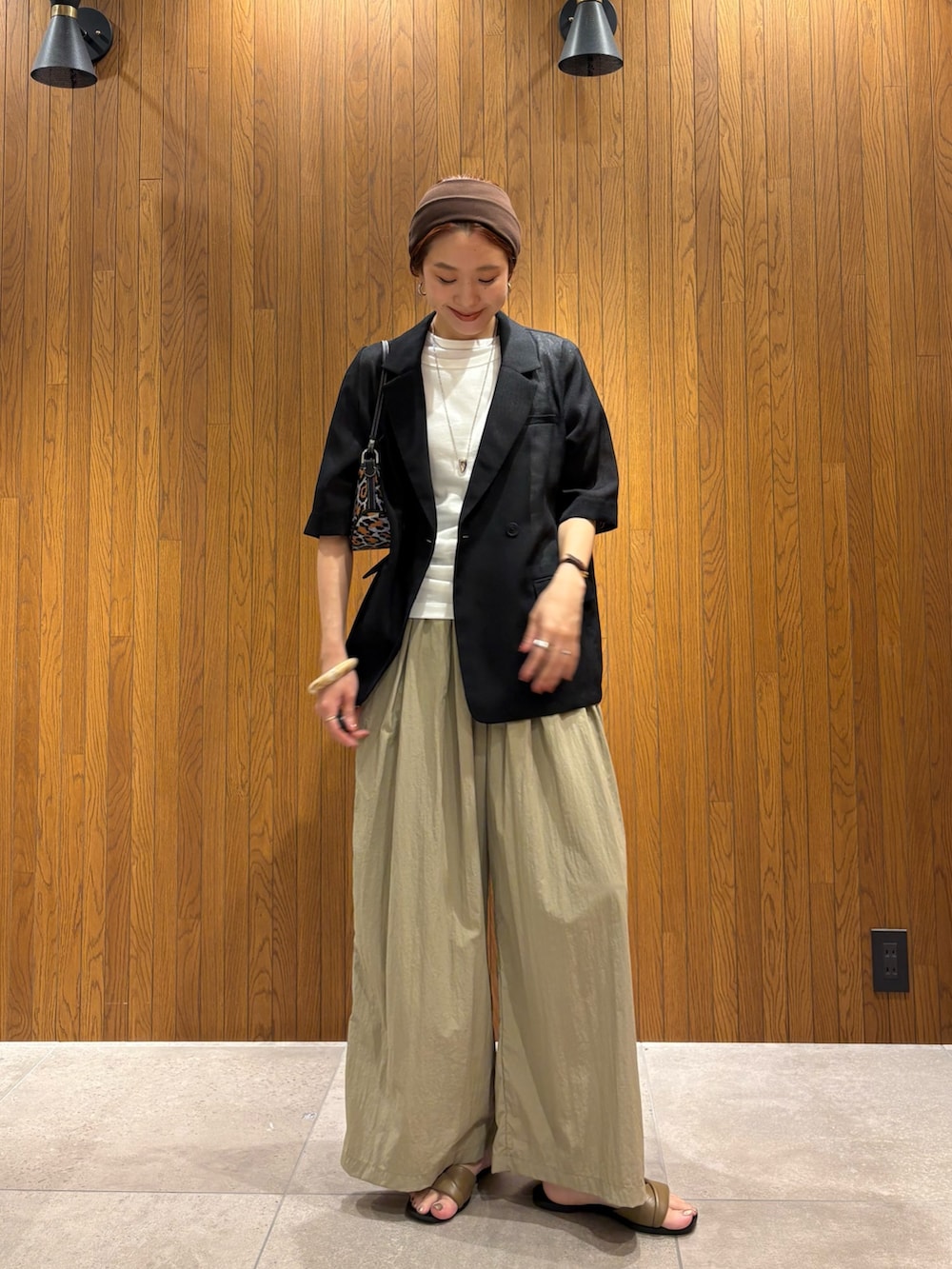 ホワイト系のTシャツ/カットソー、ホワイト系のキャミソール、ベージュ系のその他パンツを着用したレディースの夏コーディネートの4枚目の写真