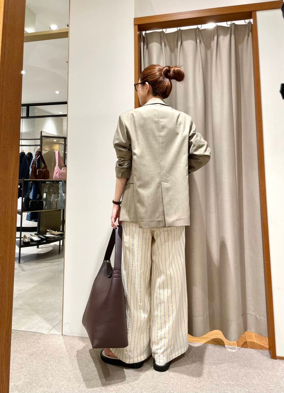 ベージュ系のブルゾン、ベージュ系のその他パンツを着用したレディースの春コーディネートの3枚目の写真