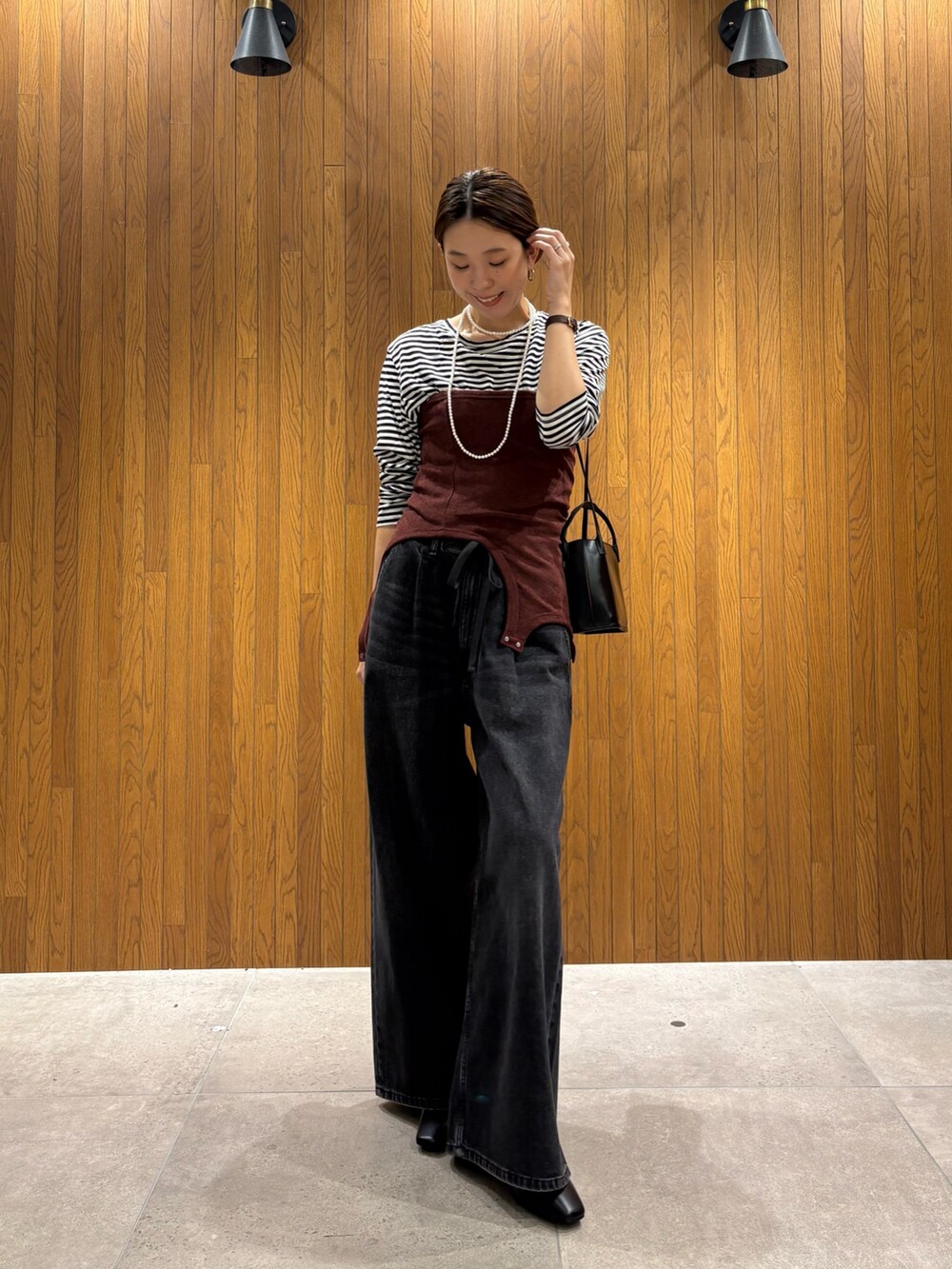 ブルー系のデニムパンツ、ブラック系のショルダーバッグ、その他のTシャツ/カットソーを着用したレディースの夏コーディネートの7枚目の写真