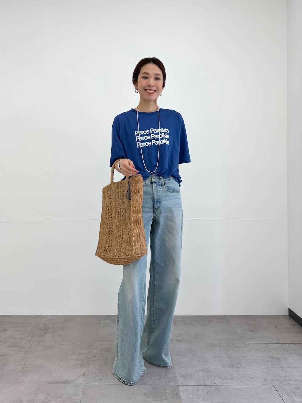 ブルー系のTシャツ/カットソー、シルバー系のネックレス、シルバー系のネックレスを着用したレディースの夏コーディネートの5枚目の写真