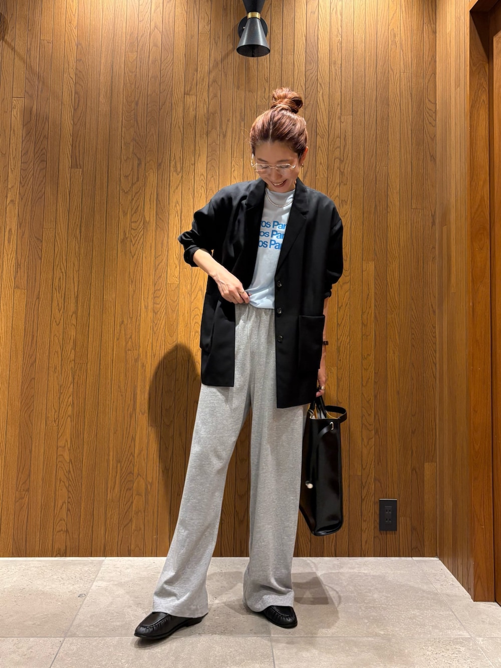 ブラック系のその他アウター、グレー系のその他パンツ、ブラック系のトートバッグを着用したレディースの夏コーディネートの5枚目の写真