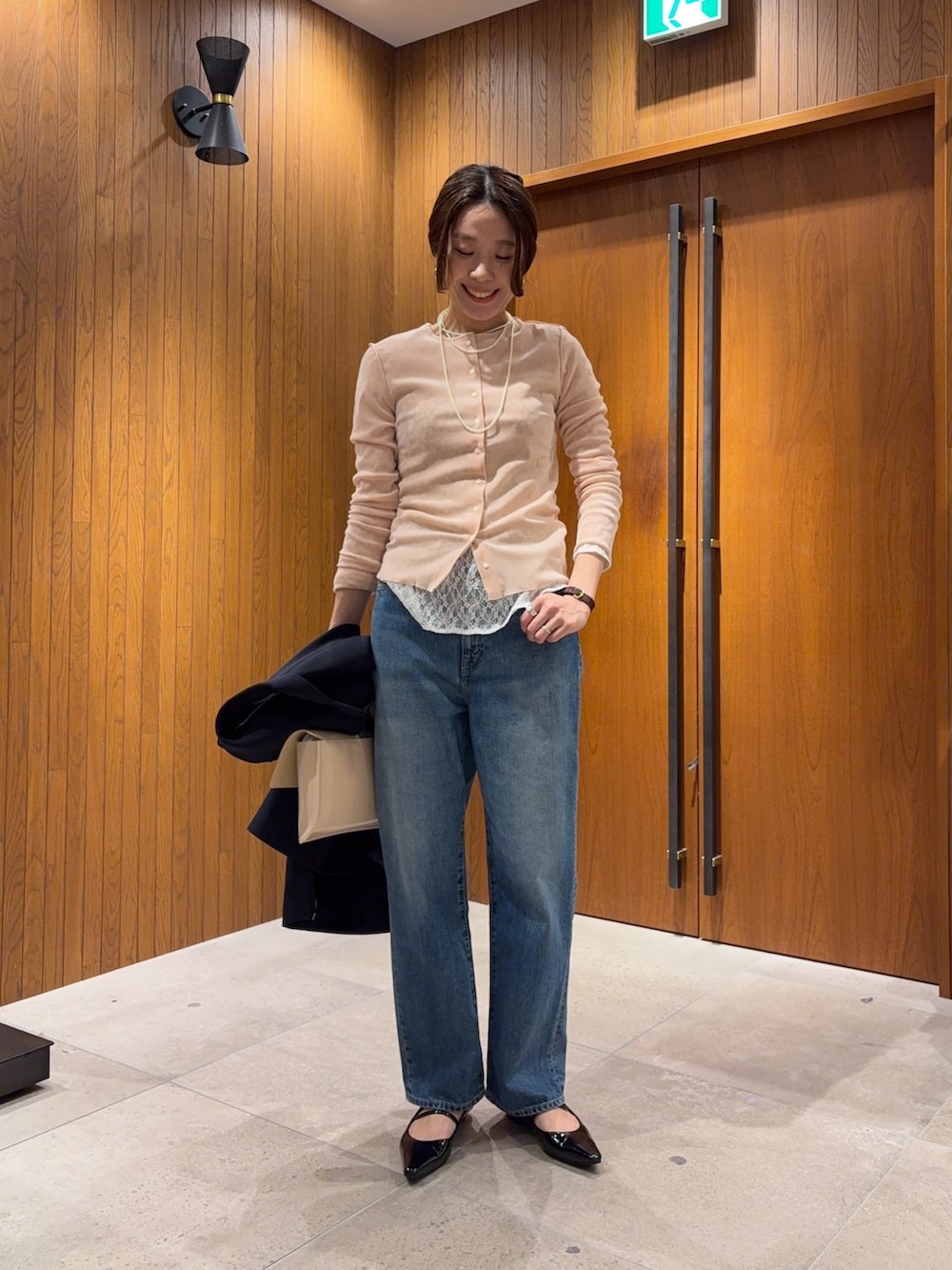 ブルー系のその他アウター、ピンク系のカーディガン/ボレロ、ホワイト系のTシャツ/カットソーを着用したレディースの冬コーディネートの4枚目の写真