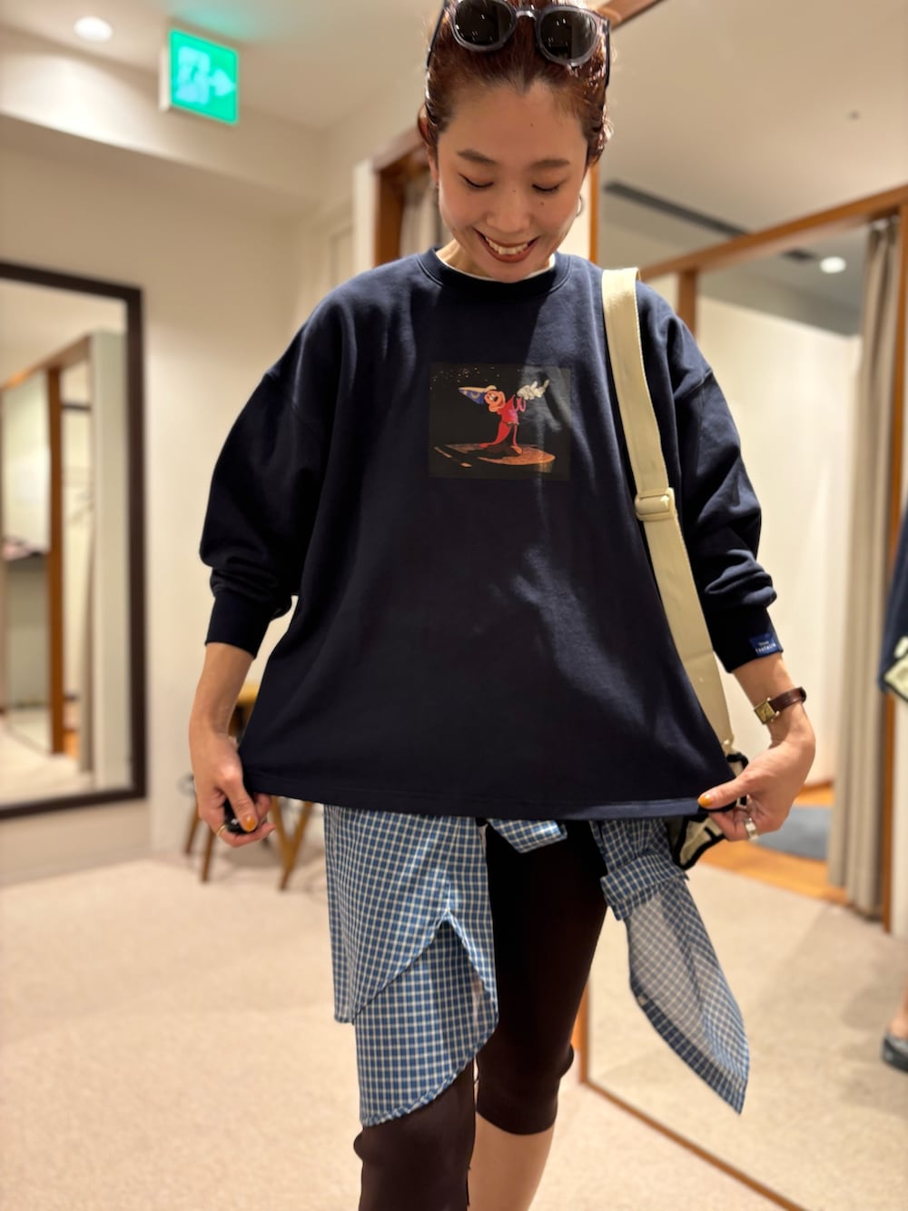 ブルー系のシャツ/ブラウス、ブルー系のスウェット、ベージュ系のショルダーバッグを着用したレディースの夏コーディネートの7枚目の写真