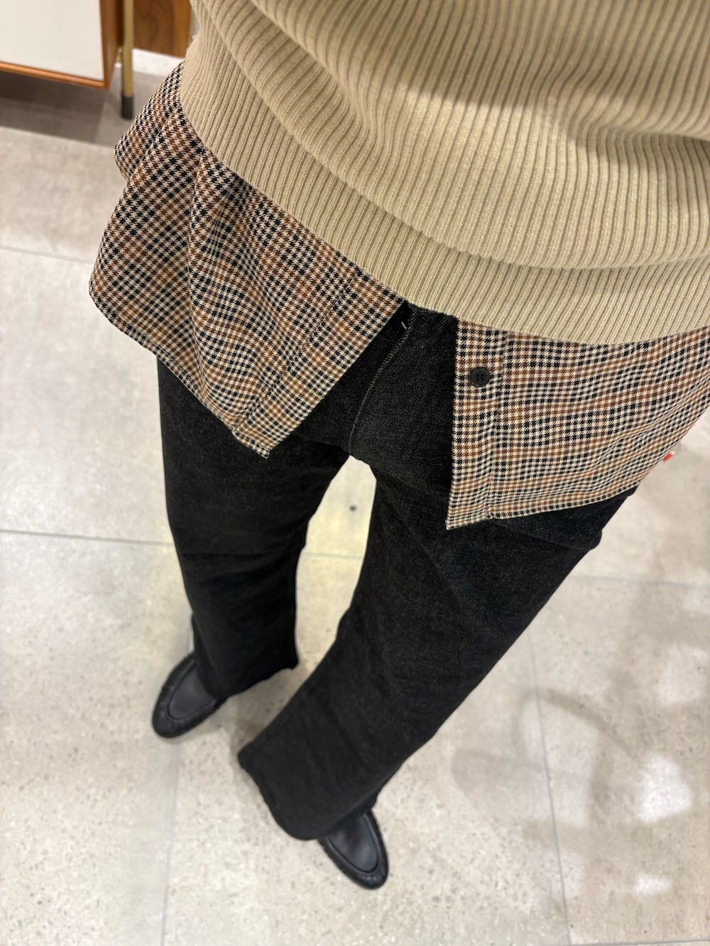 その他のシャツ/ブラウス、ベージュ系のニット/セーター、ブラック系のデニムパンツを着用したレディースの秋コーディネートの7枚目の写真
