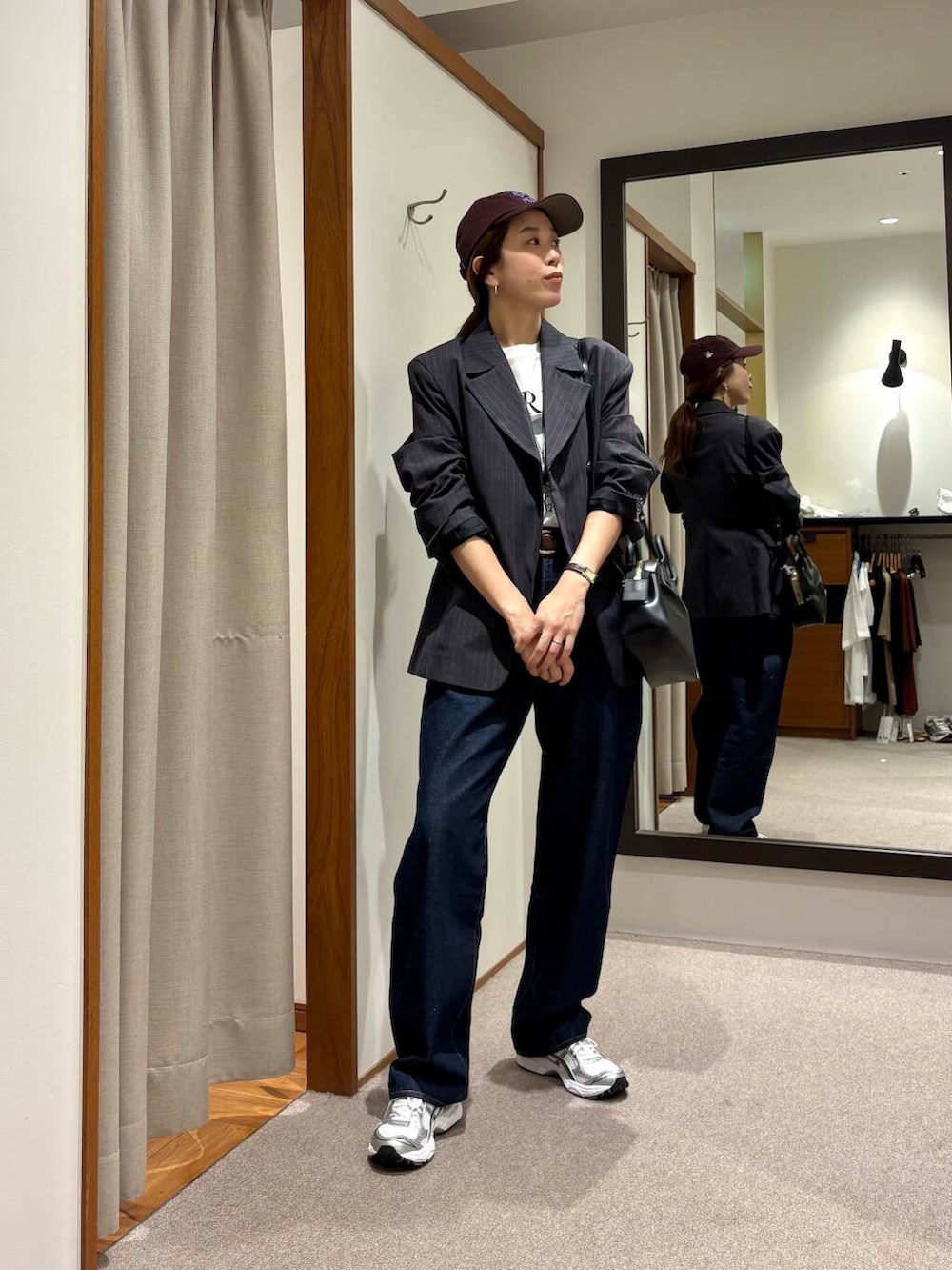 ブラック系のショルダーバッグ、ホワイト系のTシャツ/カットソーを着用したレディースの夏コーディネートの5枚目の写真