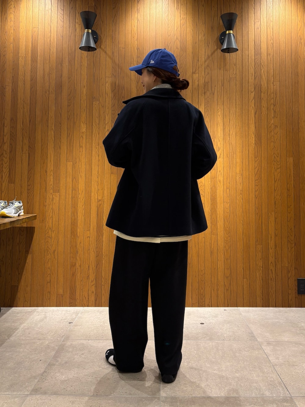 ブラック系のカーディガン/ボレロ、グレー系のスウェット、グレー系のピーコートを着用したレディースの秋コーディネートの3枚目の写真