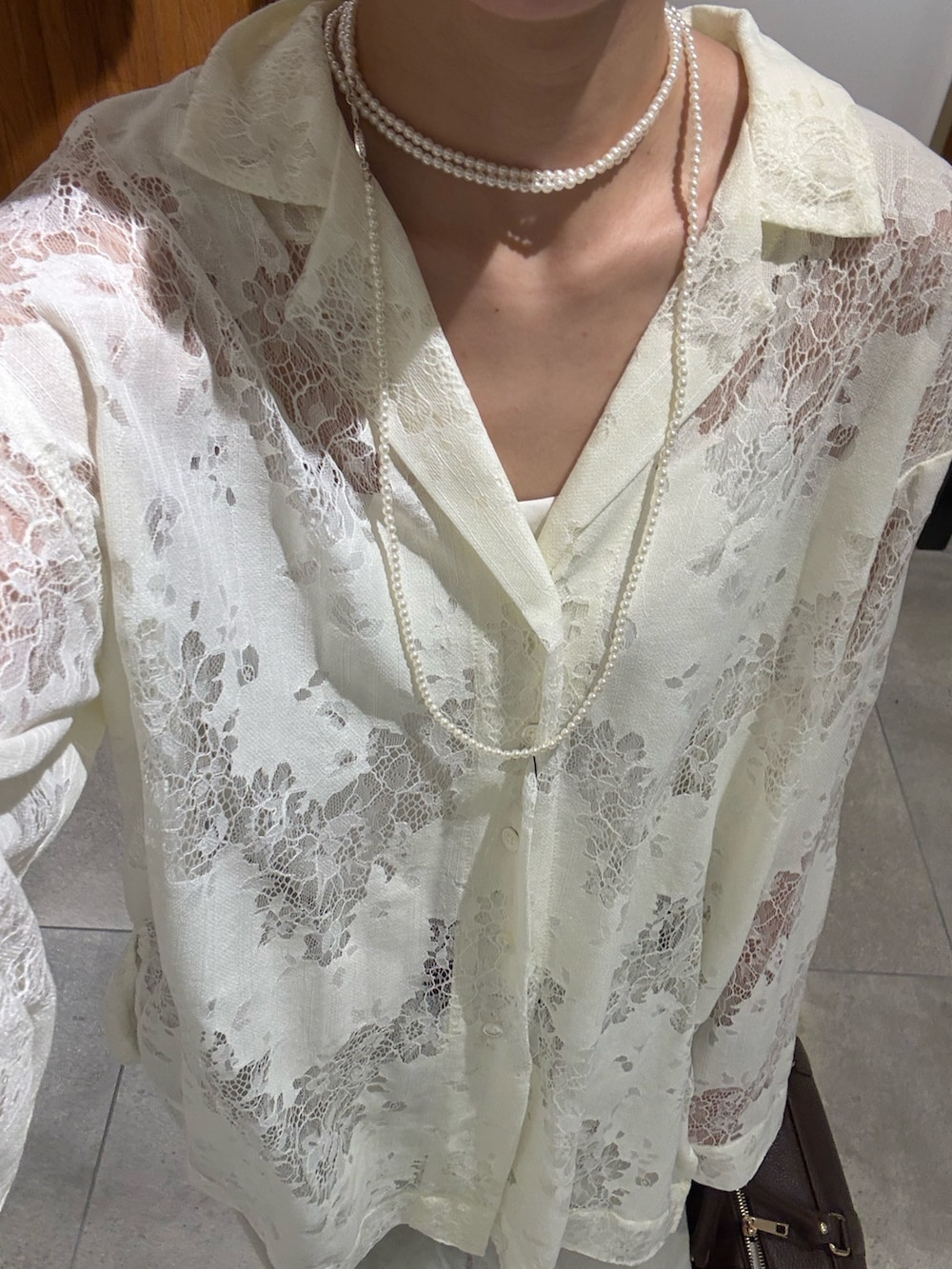 ホワイト系のシャツ/ブラウス、グレー系のデニムパンツ、ブラウン系のハンドバッグを着用したレディースの夏コーディネートの9枚目の写真