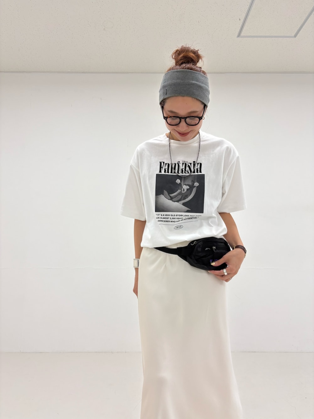 ブルー系のシャツ/ブラウス、その他のTシャツ/カットソー、ホワイト系のスカートを着用したレディースの夏コーディネートの8枚目の写真