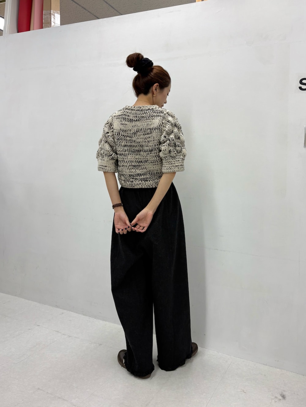 ホワイト系のニット/セーター、ブラウン系のスニーカー、グリーン系のその他パンツを着用したレディースの秋コーディネートの3枚目の写真