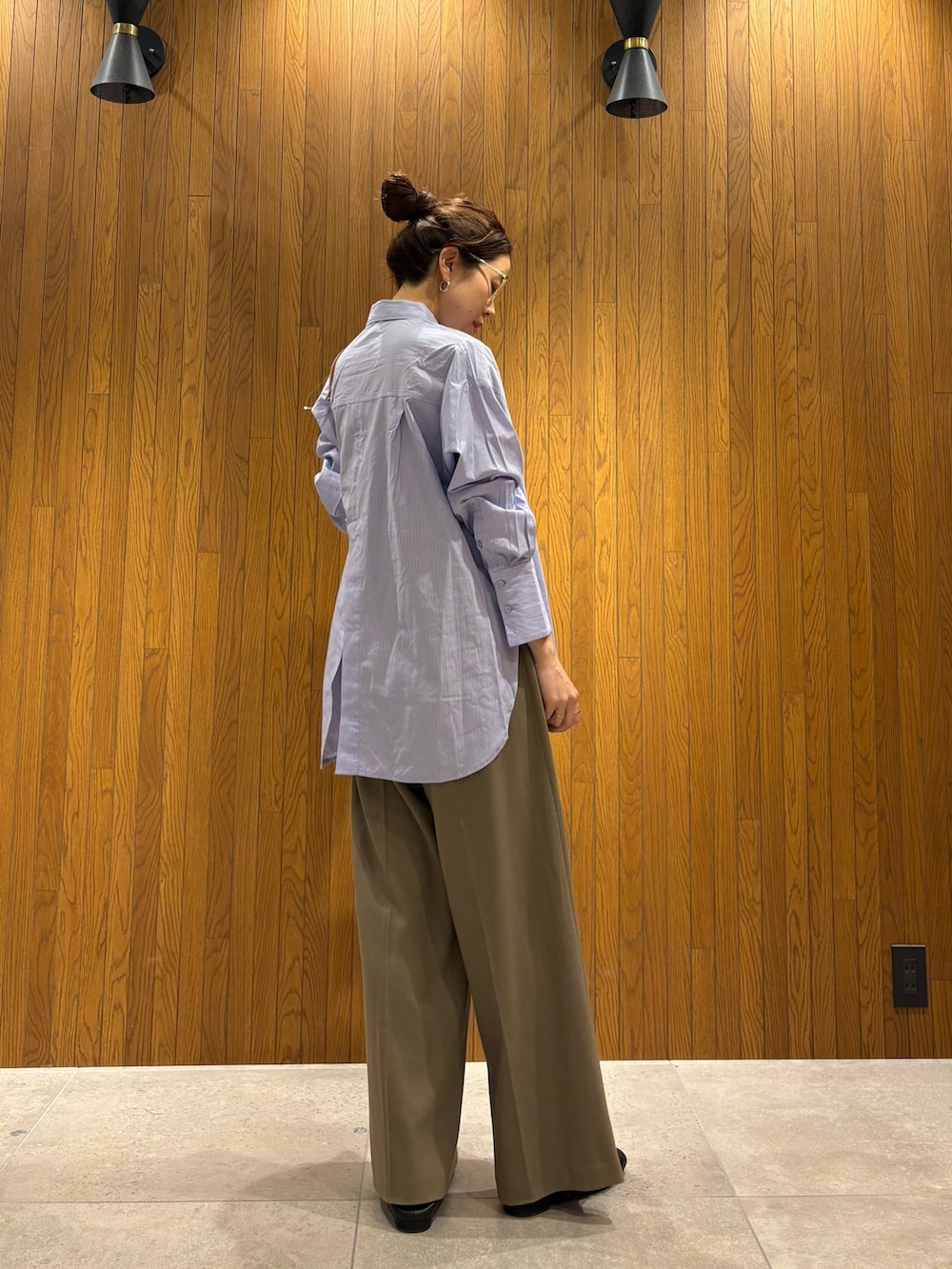 ブラウン系のその他パンツ、ピンク系のショルダーバッグ、ブラック系のバレエシューズを着用したレディースの冬コーディネートの2枚目の写真