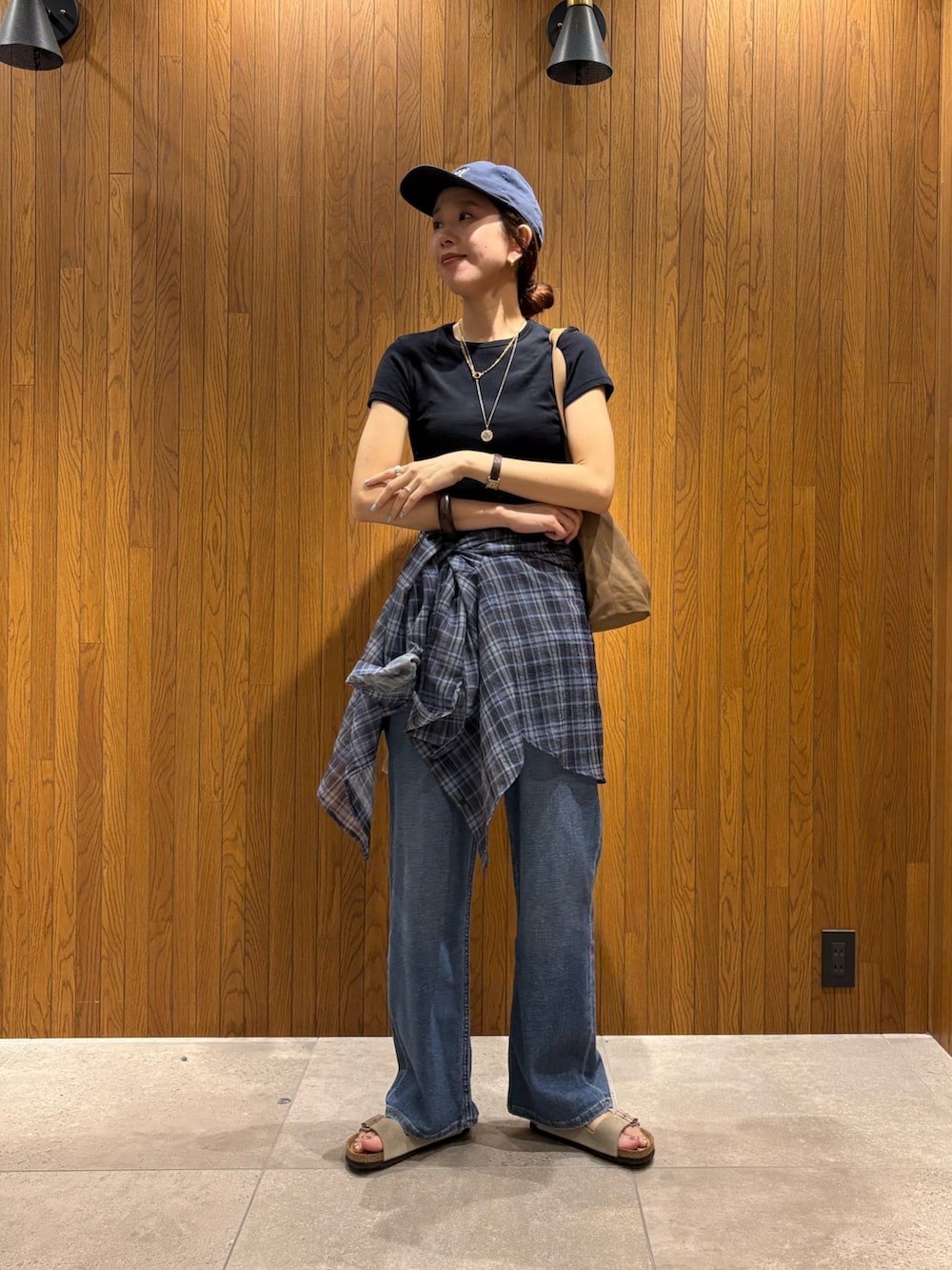 ブルー系のTシャツ/カットソー、ブルー系のシャツ/ブラウス、ブルー系のデニムパンツを着用したレディースの夏コーディネートの5枚目の写真