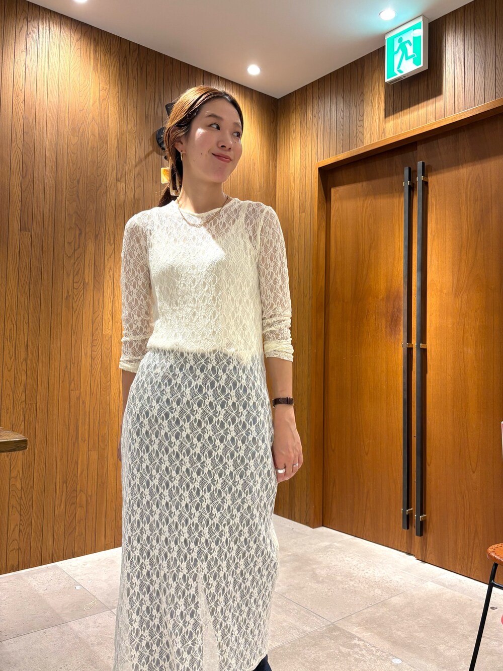 ホワイト系のワンピース、ベージュ系のシャツ/ブラウス、ゴールド系のサンダルを着用したレディースの夏コーディネートの9枚目の写真