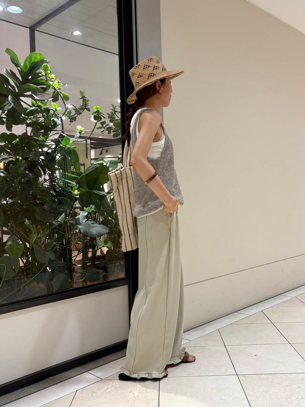 ホワイト系のその他パンツ、グレー系のニット/セーター、ホワイト系のタンクトップを着用したレディースの夏コーディネートの4枚目の写真