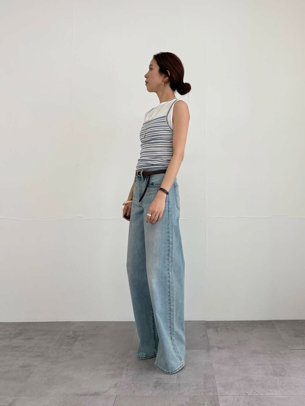 ホワイト系のTシャツ/カットソー、ブラウン系のかごバッグ、その他のキャミソールを着用したレディースの夏コーディネートの7枚目の写真