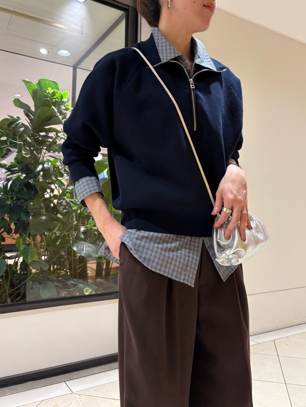 ブルー系のスウェット、ブルー系のシャツ/ブラウス、ブラウン系のその他パンツを着用したレディースの冬コーディネートの5枚目の写真