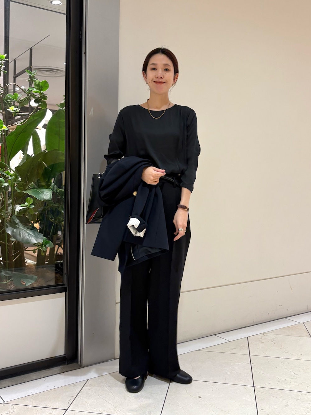 ブラック系のシャツ/ブラウス、ブラック系のその他パンツ、ブルー系のその他アウターを着用したレディースの冬コーディネートの5枚目の写真