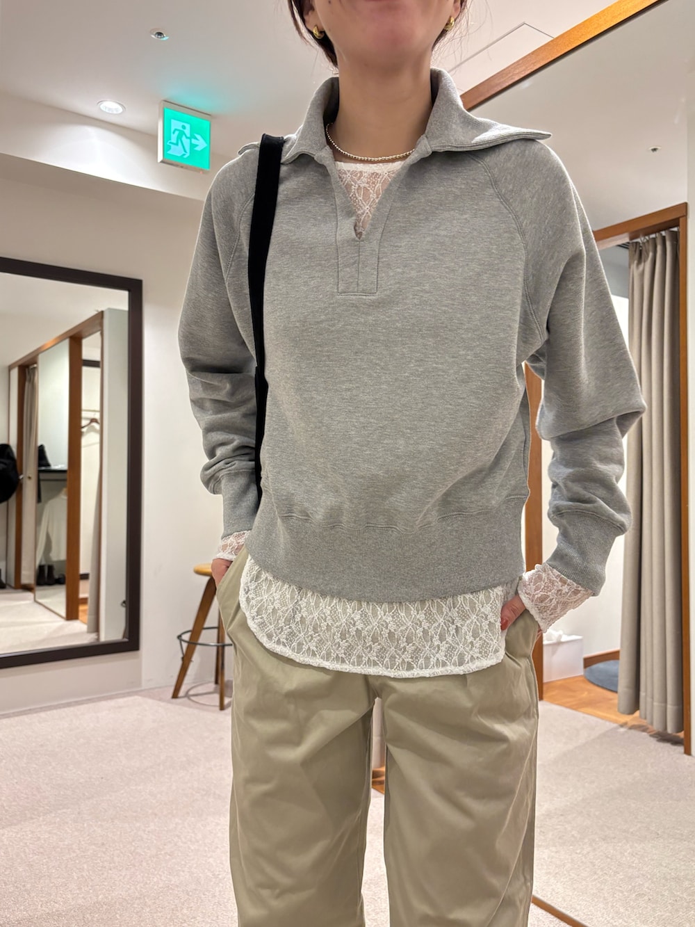 ベージュ系のチノパンツ、ブラック系のその他アウター、グレー系のスウェットを着用したレディースの冬コーディネートの8枚目の写真