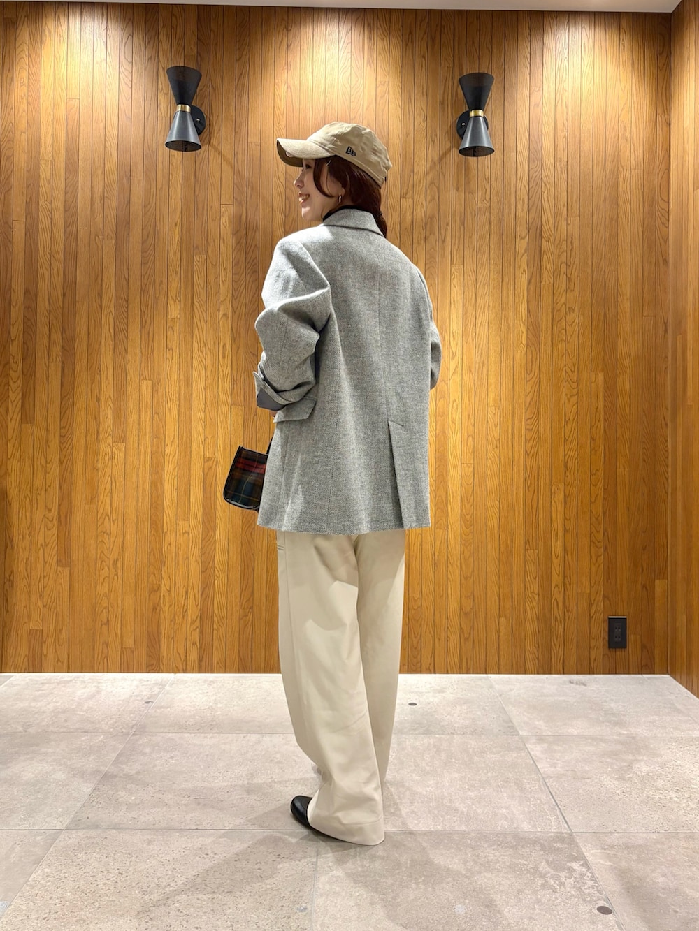 グリーン系のその他アウター、ホワイト系のその他パンツ、その他のハンドバッグを着用したレディースの秋コーディネートの4枚目の写真