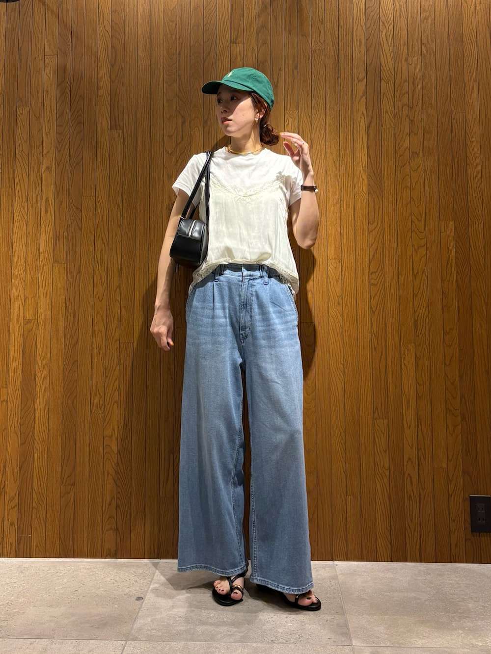 ホワイト系のキャミソール、ブルー系のデニムパンツ、その他のTシャツ/カットソーを着用したレディースの春コーディネートの5枚目の写真