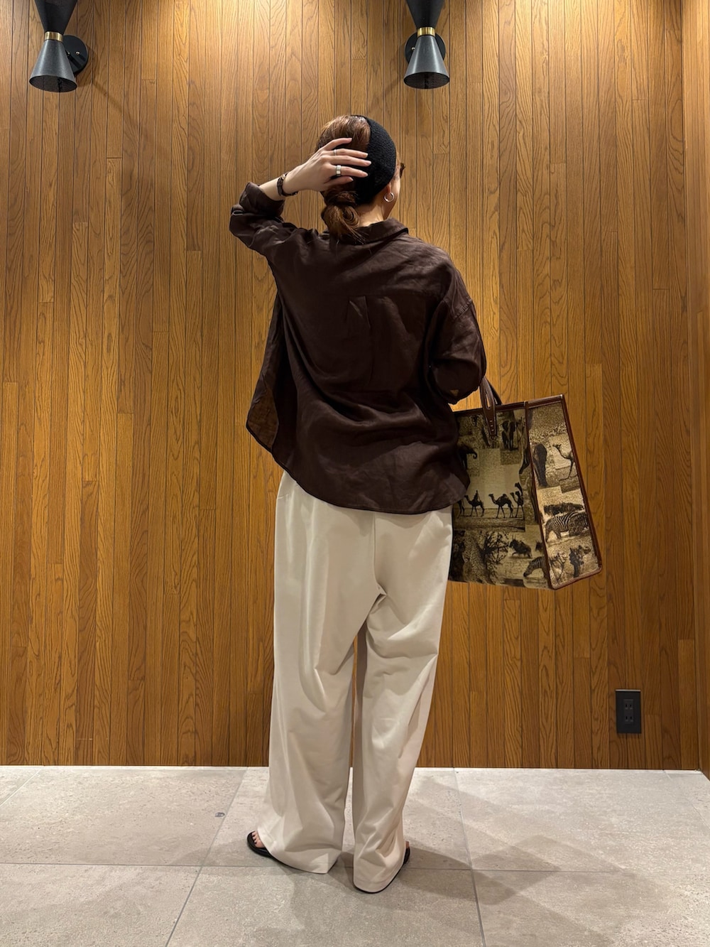 ブラウン系のシャツ/ブラウス、ホワイト系のその他パンツ、ベージュ系のハンドバッグを着用したレディースの夏コーディネートの3枚目の写真