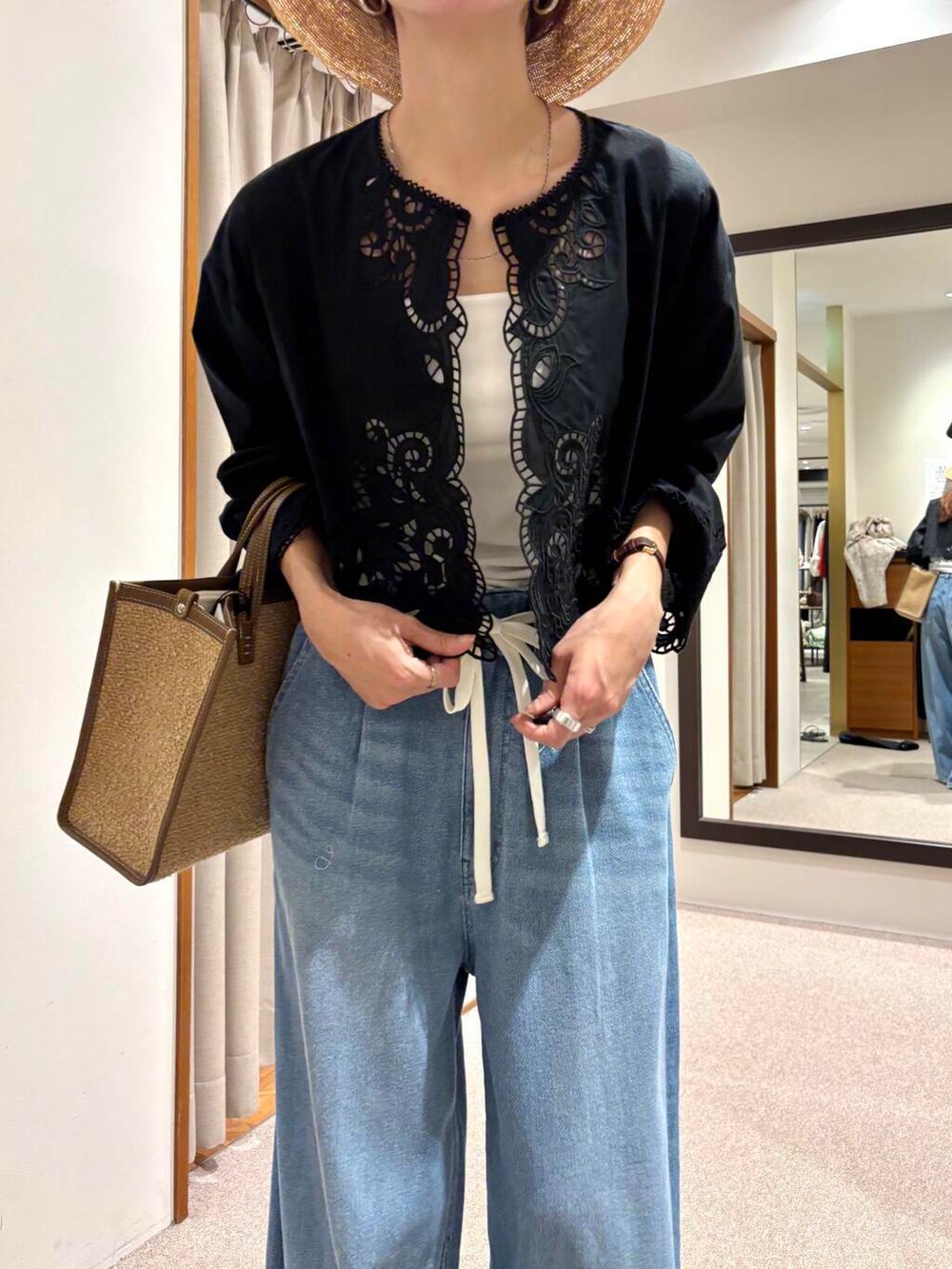 ホワイト系のキャミソール、ブルー系のデニムパンツ、ブラック系のシャツ/ブラウスを着用したレディースの夏コーディネートの5枚目の写真