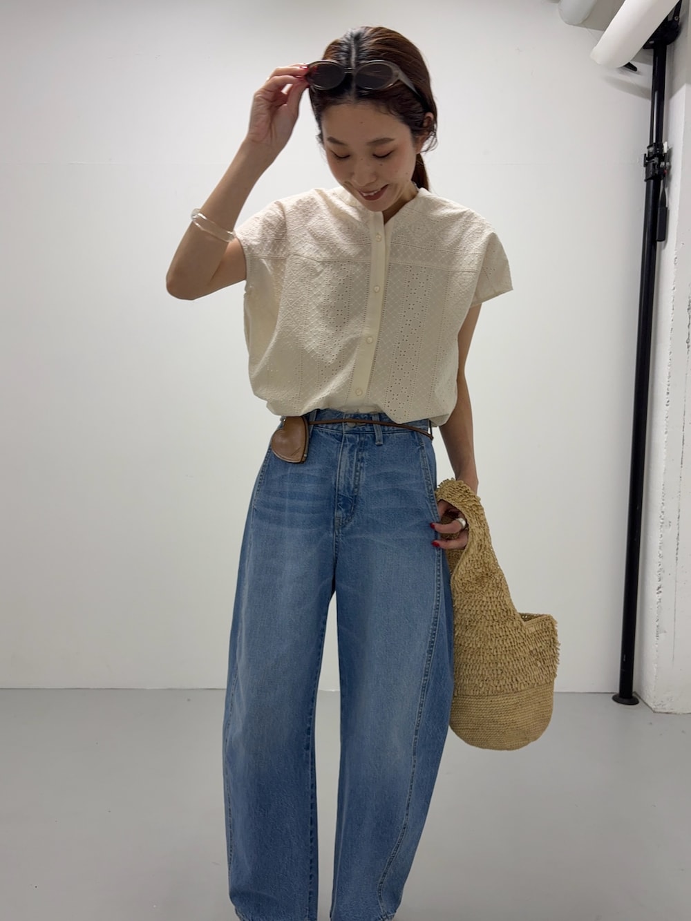 ホワイト系のシャツ/ブラウス、ブルー系のデニムパンツ、ベージュ系のサンダルを着用したレディースの夏コーディネートの7枚目の写真