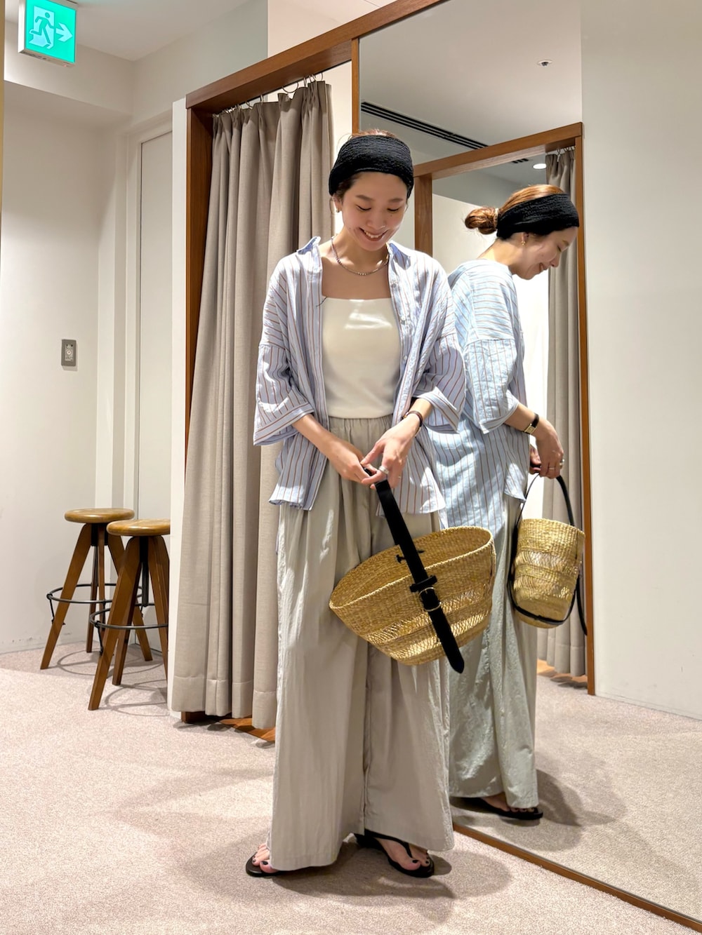 ベージュ系のかごバッグ、グレー系のその他パンツ、ブラウン系のサンダルを着用したレディースの夏コーディネートの6枚目の写真