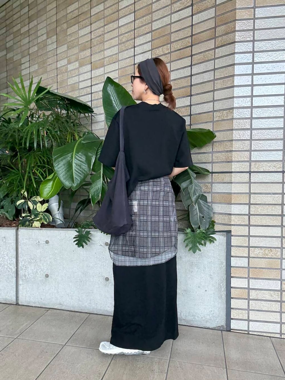 グレー系のシャツ/ブラウス、ブラック系のTシャツ/カットソー、ブラック系のスカートを着用したレディースの夏コーディネートの4枚目の写真