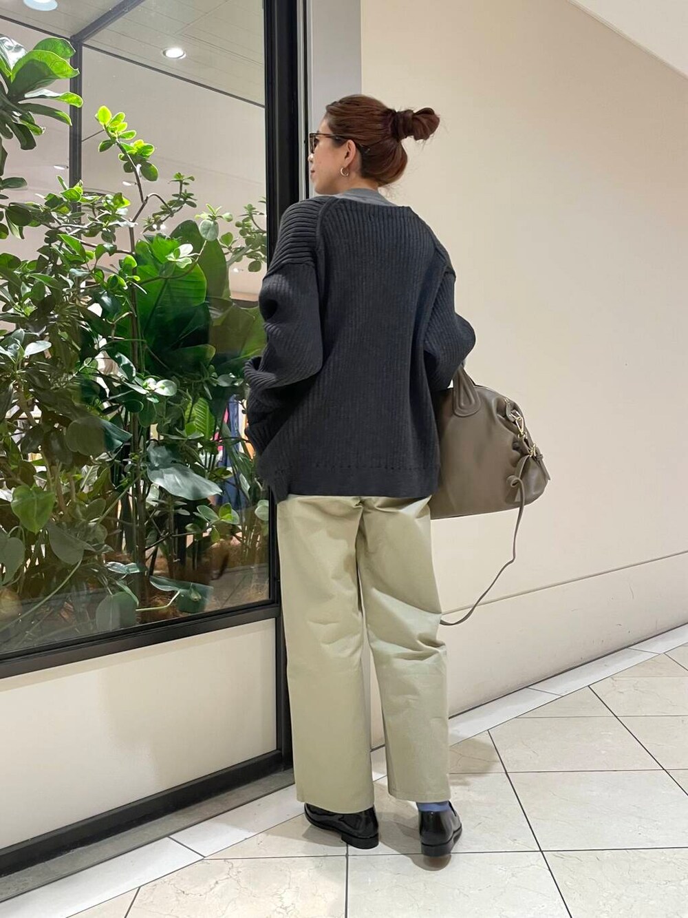 ベージュ系のその他パンツ、グレー系のカーディガン/ボレロ、ベージュ系のボストンバッグを着用したレディースの冬コーディネートの3枚目の写真